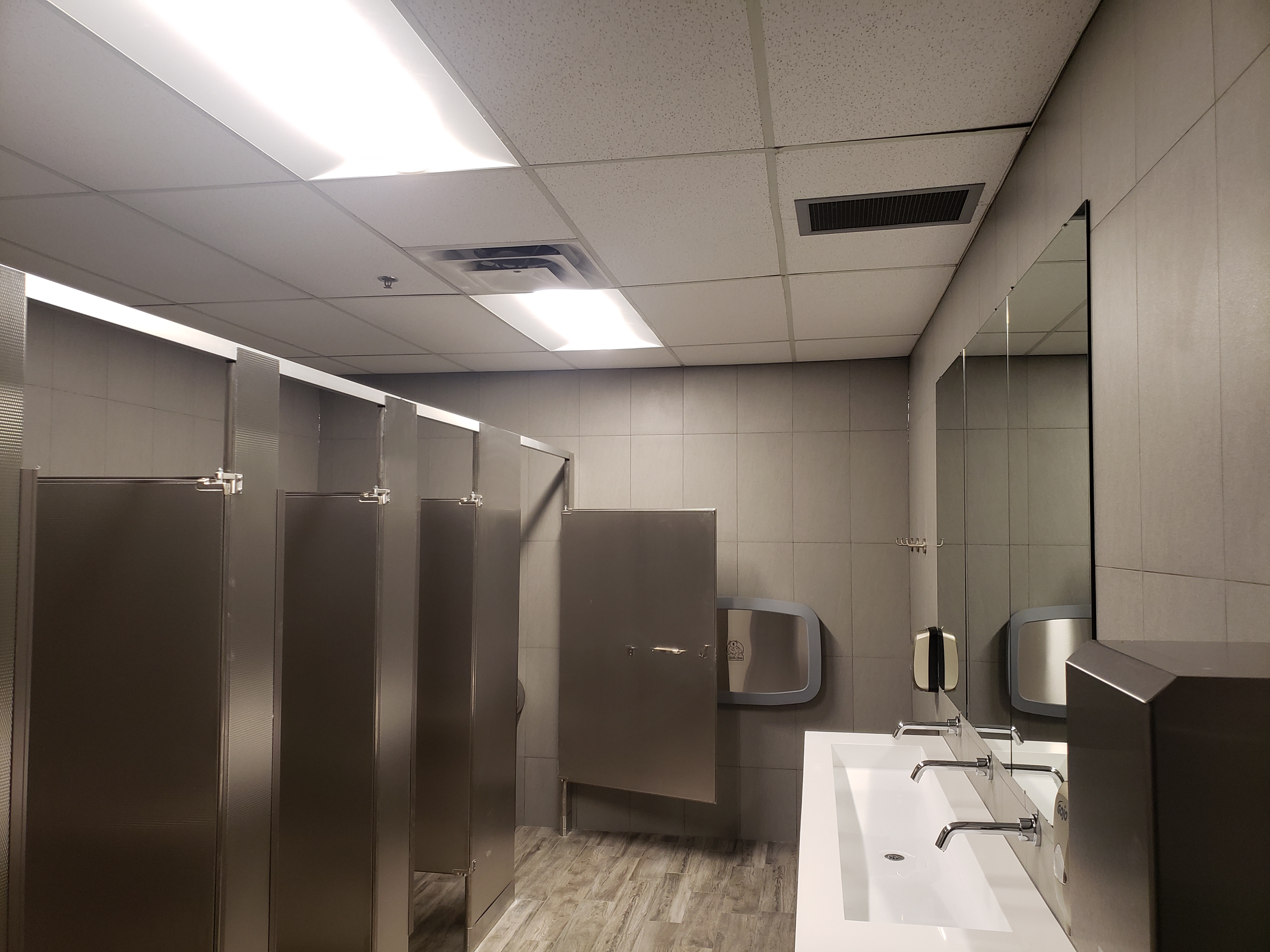 Salon moderne rénové par Menova Lux